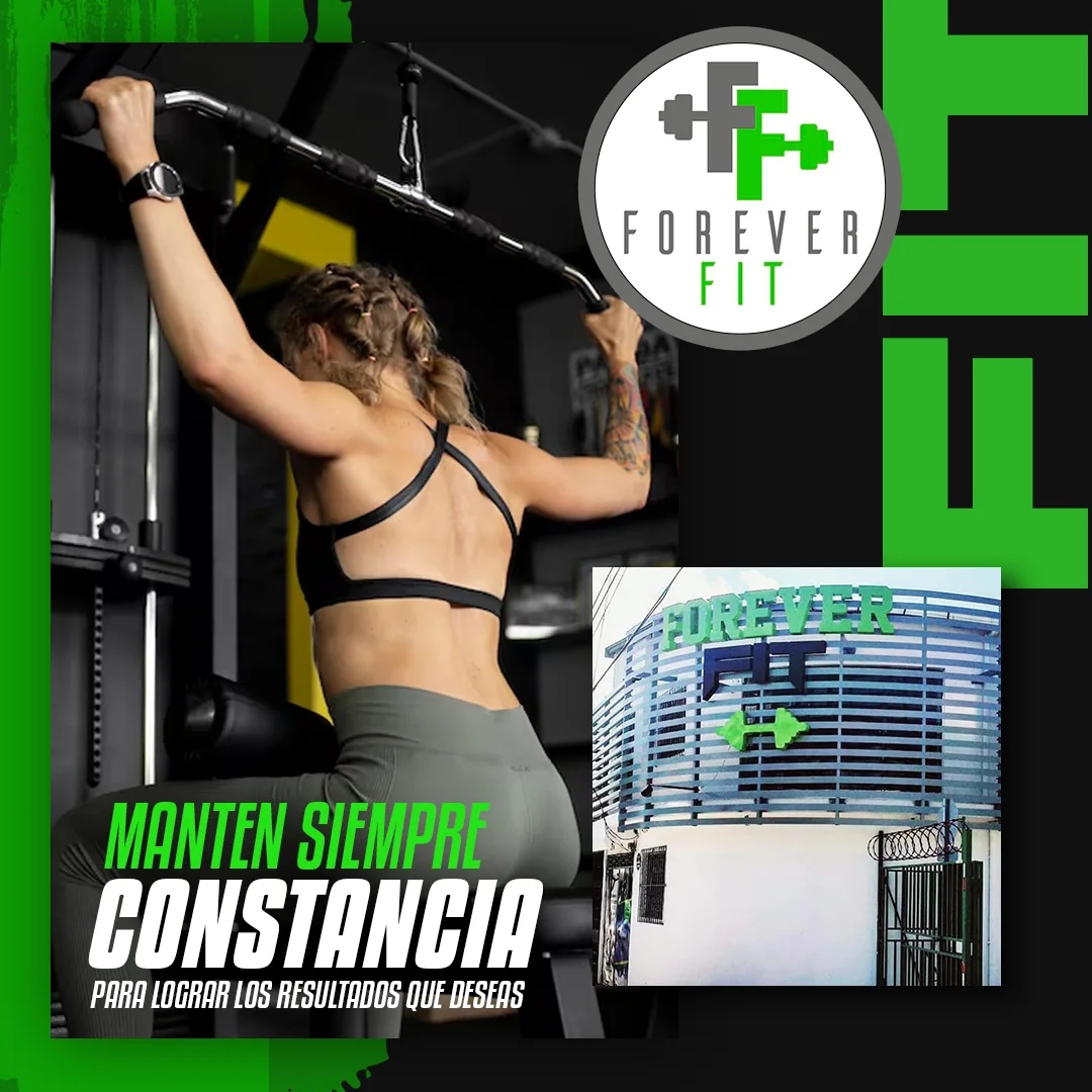 Pieza de Forever FIT El Salvador sobre constancia en el entrenamiento, con la fachada del gimnasio